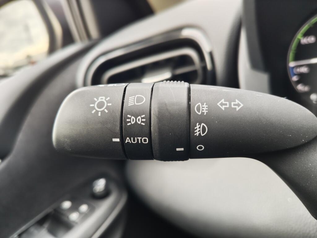 Toyota Yaris 1.5 Hybrid Dynamic | Head Up Display | Keyless Entry & Start | S - Image 12