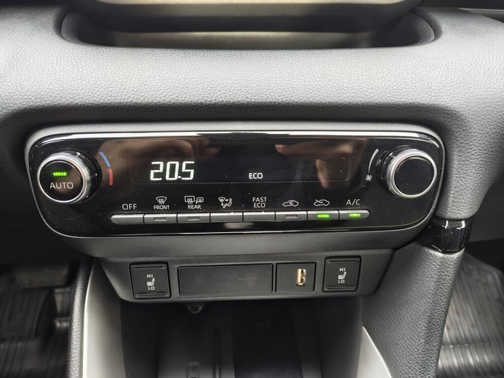 Toyota Yaris 1.5 Hybrid Dynamic | Head Up Display | Keyless Entry & Start | S - Image 19