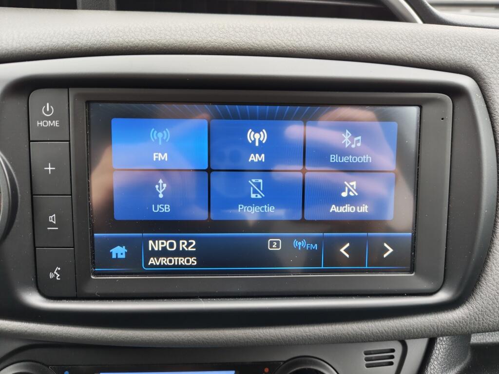 Toyota Yaris 1.5 Hybrid Dynamic | NL Auto | Keyless Entry & Start | Android A - Image 14