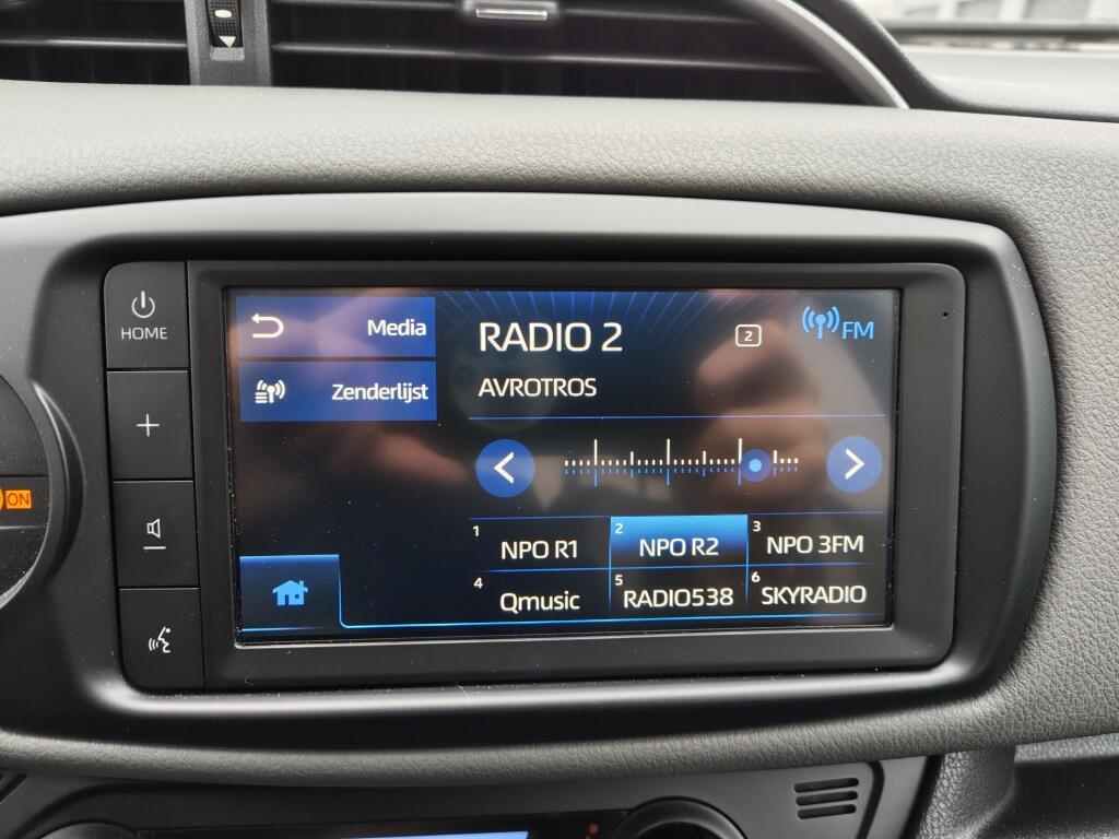 Toyota Yaris 1.5 Hybrid Dynamic | NL Auto | Keyless Entry & Start | Android A - Image 15