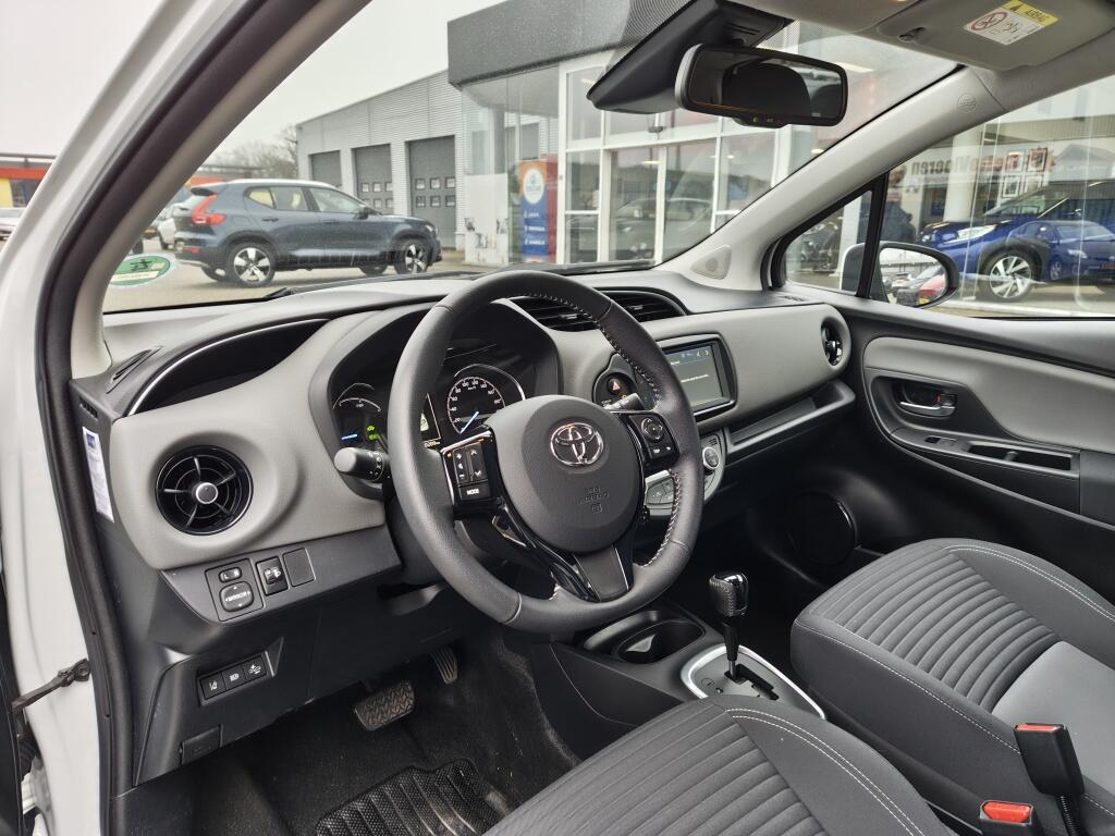 Toyota Yaris 1.5 Hybrid Dynamic | NL Auto | Keyless Entry & Start | Android A - Image 24