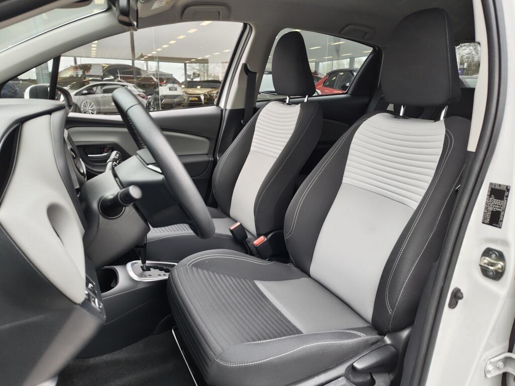 Toyota Yaris 1.5 Hybrid Dynamic | NL Auto | Keyless Entry & Start | Android A - Image 25