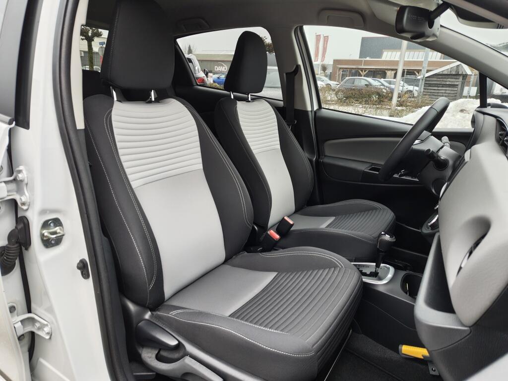 Toyota Yaris 1.5 Hybrid Dynamic | NL Auto | Keyless Entry & Start | Android A - Image 26