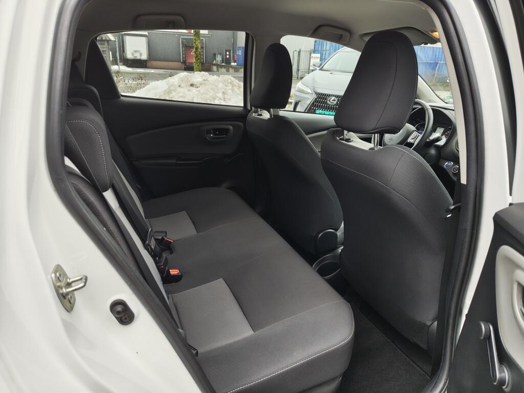 Toyota Yaris 1.5 Hybrid Dynamic | NL Auto | Keyless Entry & Start | Android A - Image 27