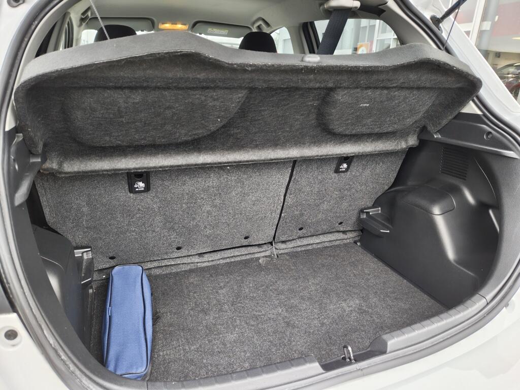 Toyota Yaris 1.5 Hybrid Dynamic | NL Auto | Keyless Entry & Start | Android A - Image 29