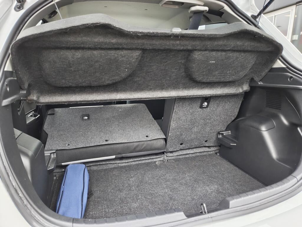 Toyota Yaris 1.5 Hybrid Dynamic | NL Auto | Keyless Entry & Start | Android A - Image 30