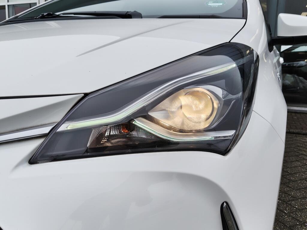 Toyota Yaris 1.5 Hybrid Dynamic | NL Auto | Keyless Entry & Start | Android A - Image 31