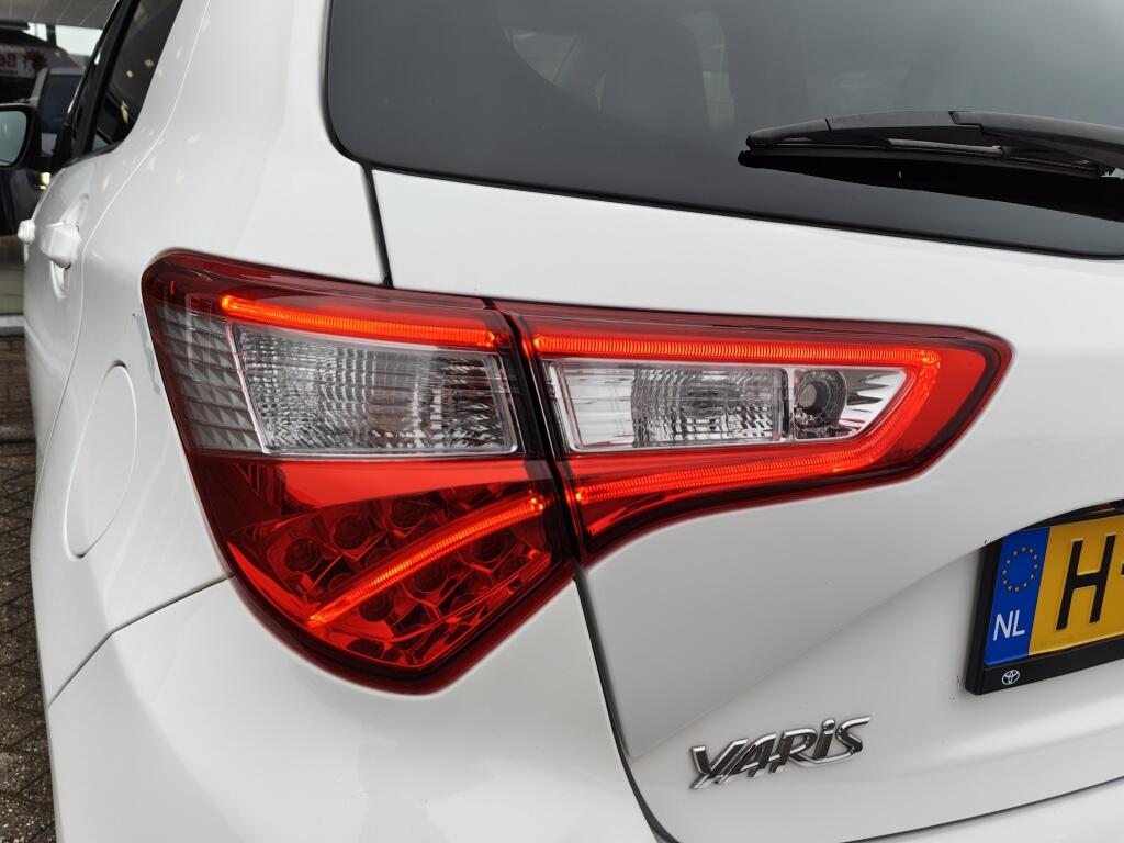 Toyota Yaris 1.5 Hybrid Dynamic | NL Auto | Keyless Entry & Start | Android A - Image 32