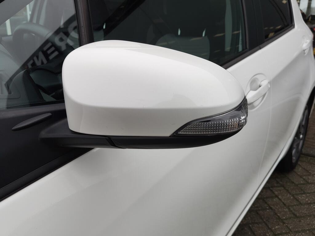 Toyota Yaris 1.5 Hybrid Dynamic | NL Auto | Keyless Entry & Start | Android A - Image 33