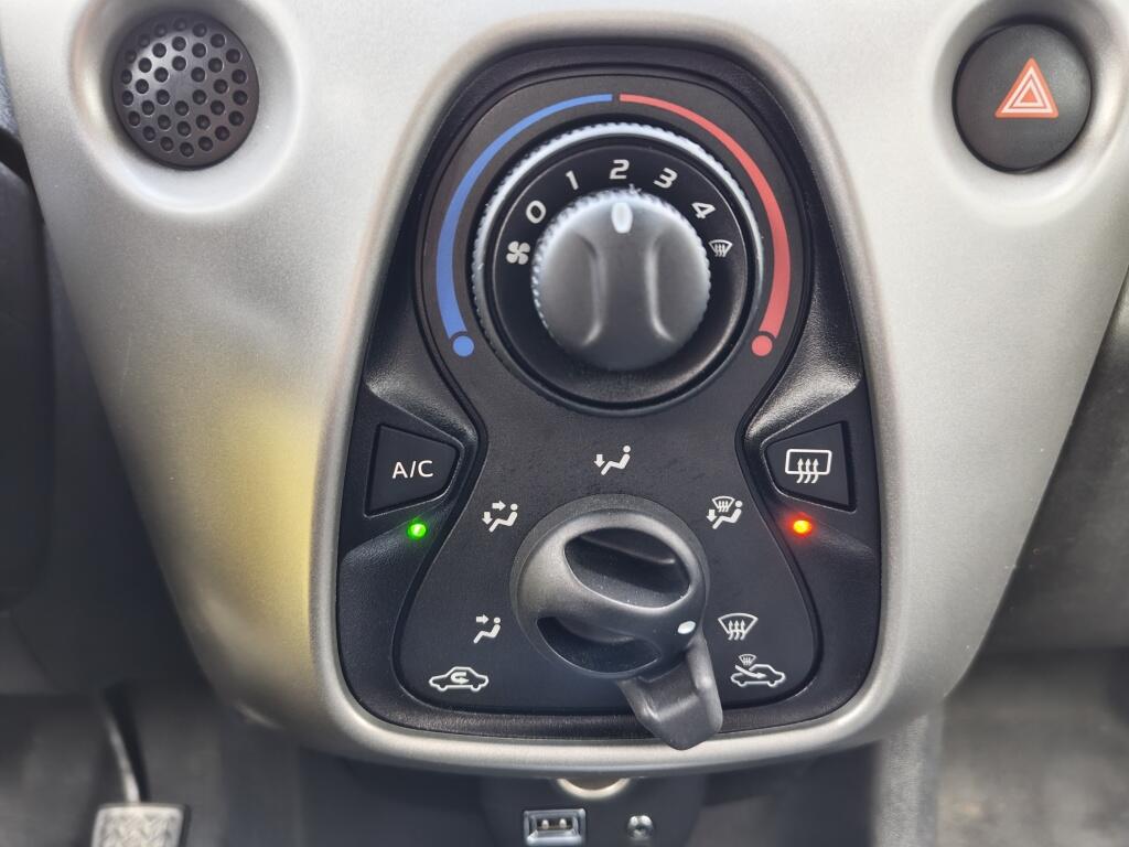Toyota Aygo 1.0 VVT-i x-play | Airco | Lichtmetalen velgen | Achteruitrijcam - Image 17