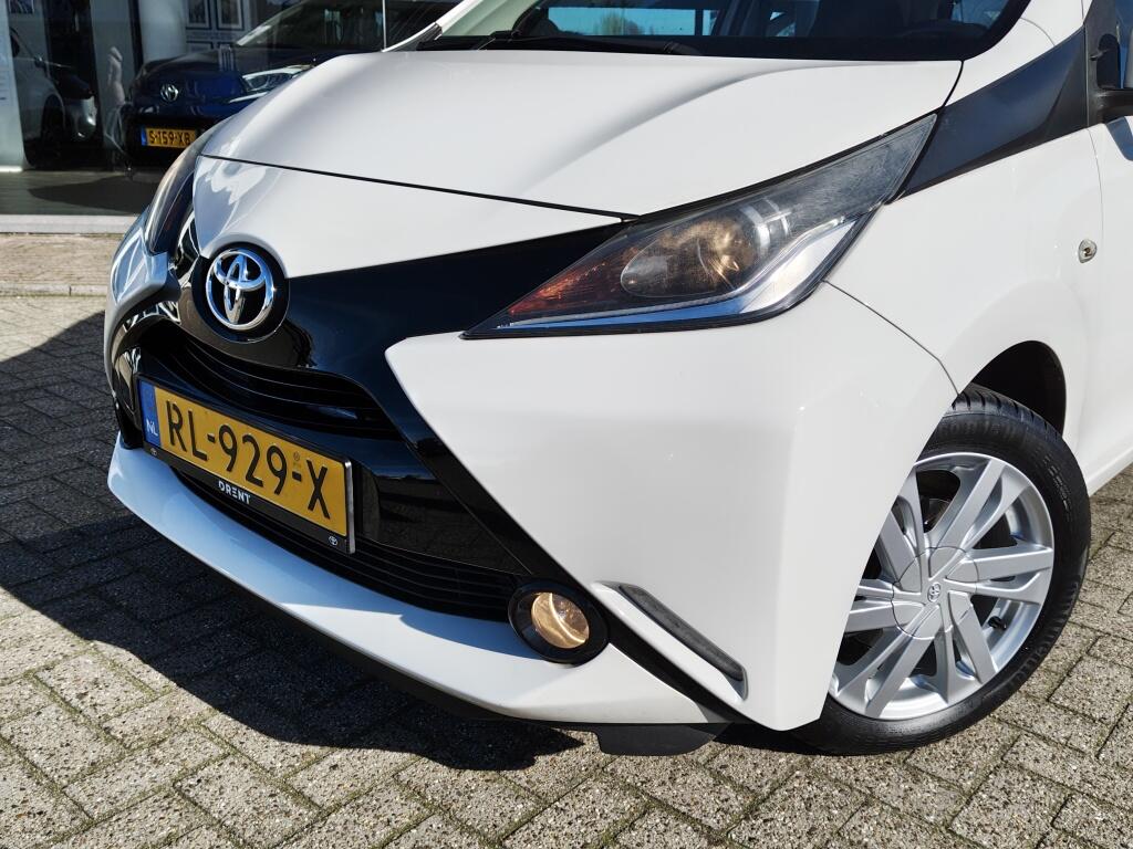 Toyota Aygo 1.0 VVT-i x-play | Airco | Lichtmetalen velgen | Achteruitrijcam - Image 2