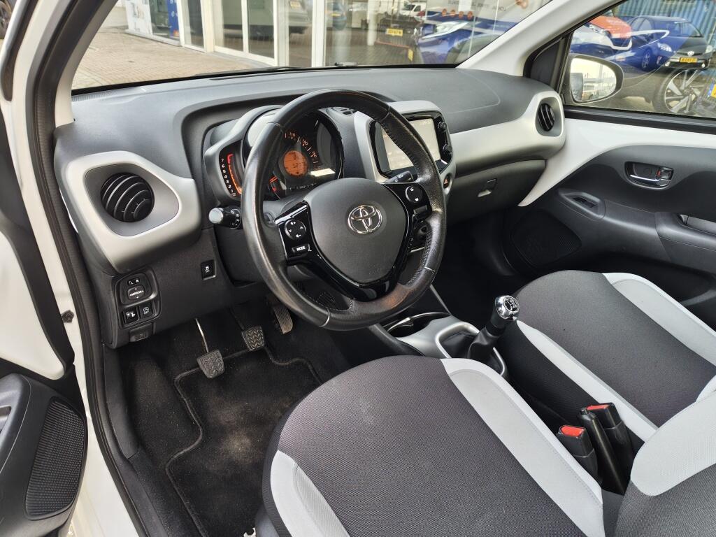 Toyota Aygo 1.0 VVT-i x-play | Airco | Lichtmetalen velgen | Achteruitrijcam - Image 22