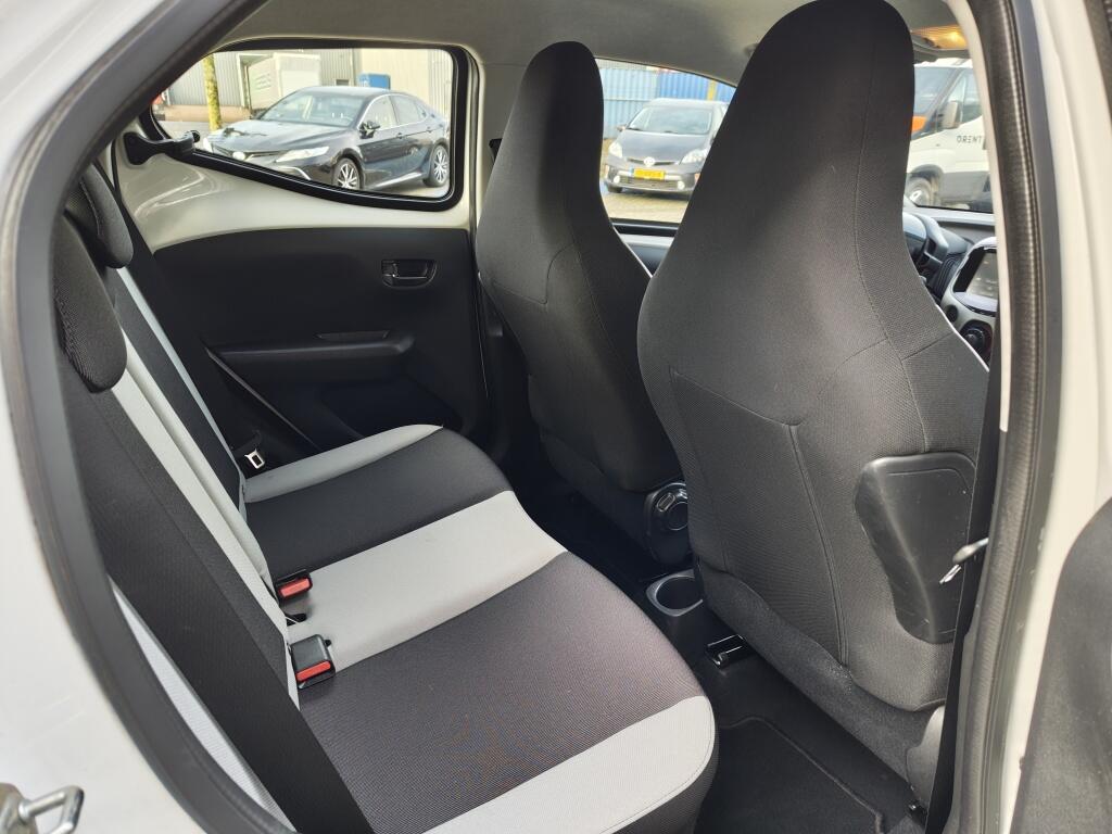Toyota Aygo 1.0 VVT-i x-play | Airco | Lichtmetalen velgen | Achteruitrijcam - Image 24