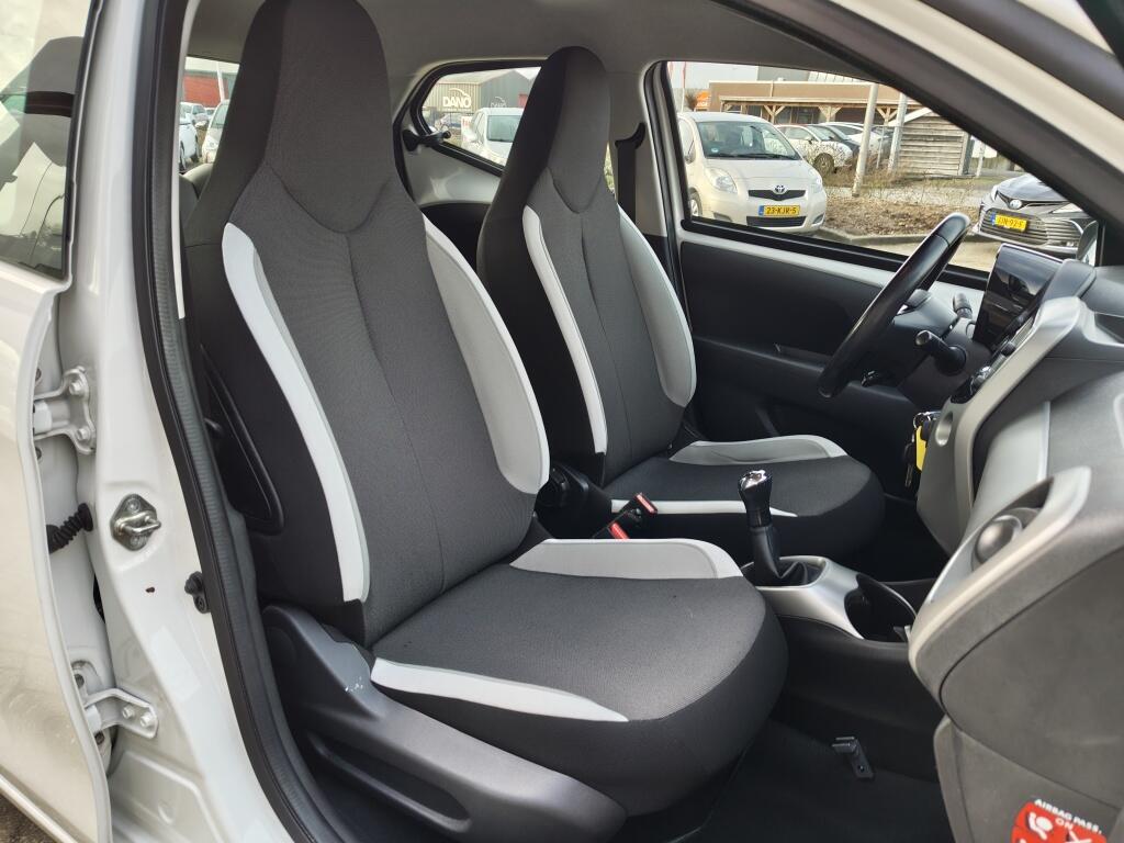 Toyota Aygo 1.0 VVT-i x-play | Airco | Lichtmetalen velgen | Achteruitrijcam - Image 25