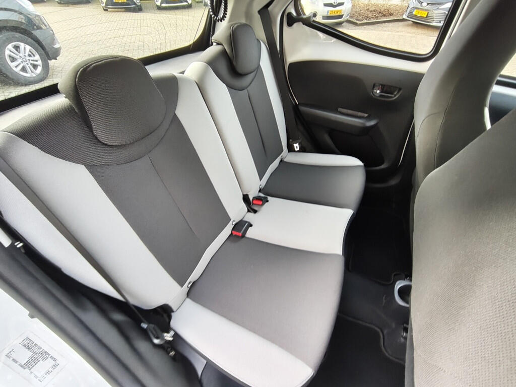 Toyota Aygo 1.0 VVT-i x-play | Airco | Lichtmetalen velgen | Achteruitrijcam - Image 26