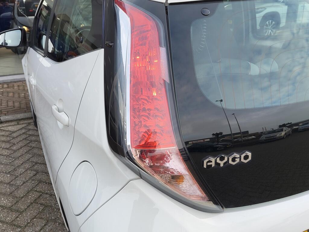 Toyota Aygo 1.0 VVT-i x-play | Airco | Lichtmetalen velgen | Achteruitrijcam - Image 30