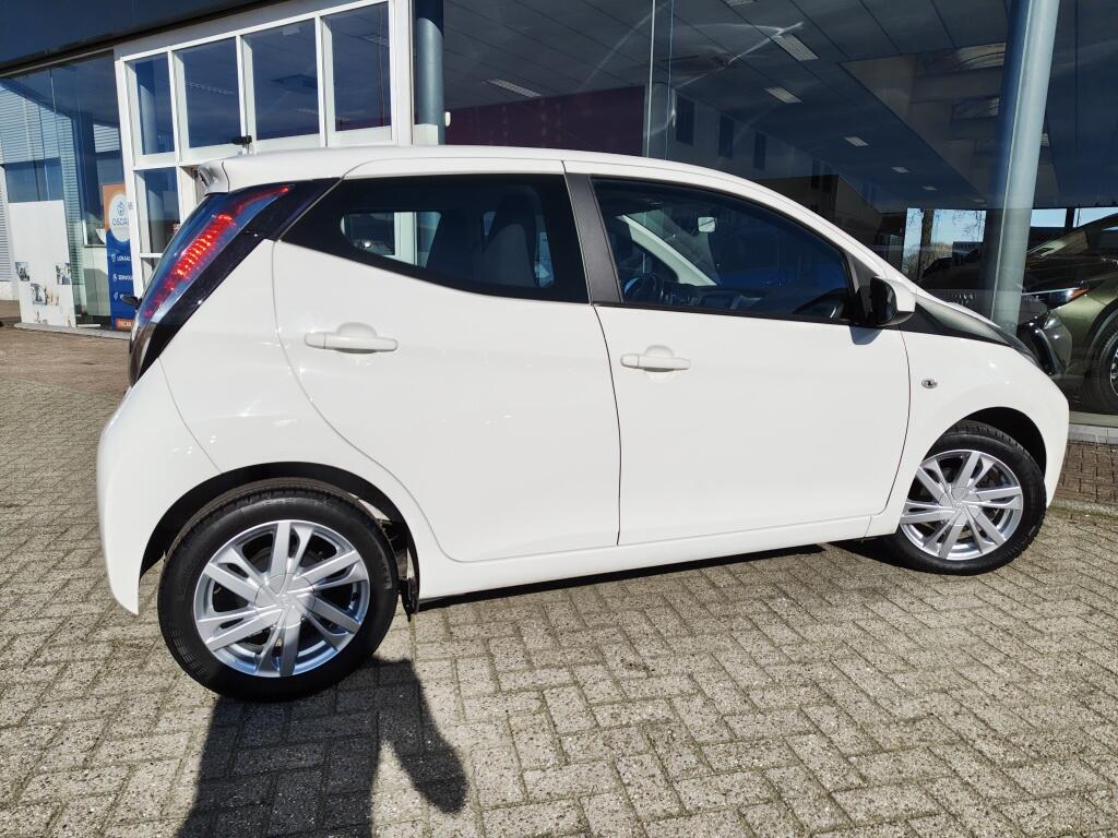 Toyota Aygo 1.0 VVT-i x-play | Airco | Lichtmetalen velgen | Achteruitrijcam - Image 5
