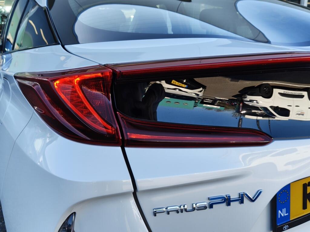 Toyota Prius 1.8 Plug-in Business Plus | Navi | JBL |  Sensoren | Stoelverwar - Image 37