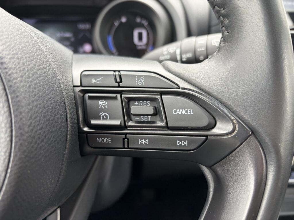 Toyota Yaris 1.5 Hybrid Dynamic | Keyless Entry & Start | All-season | Navi | - Image 14