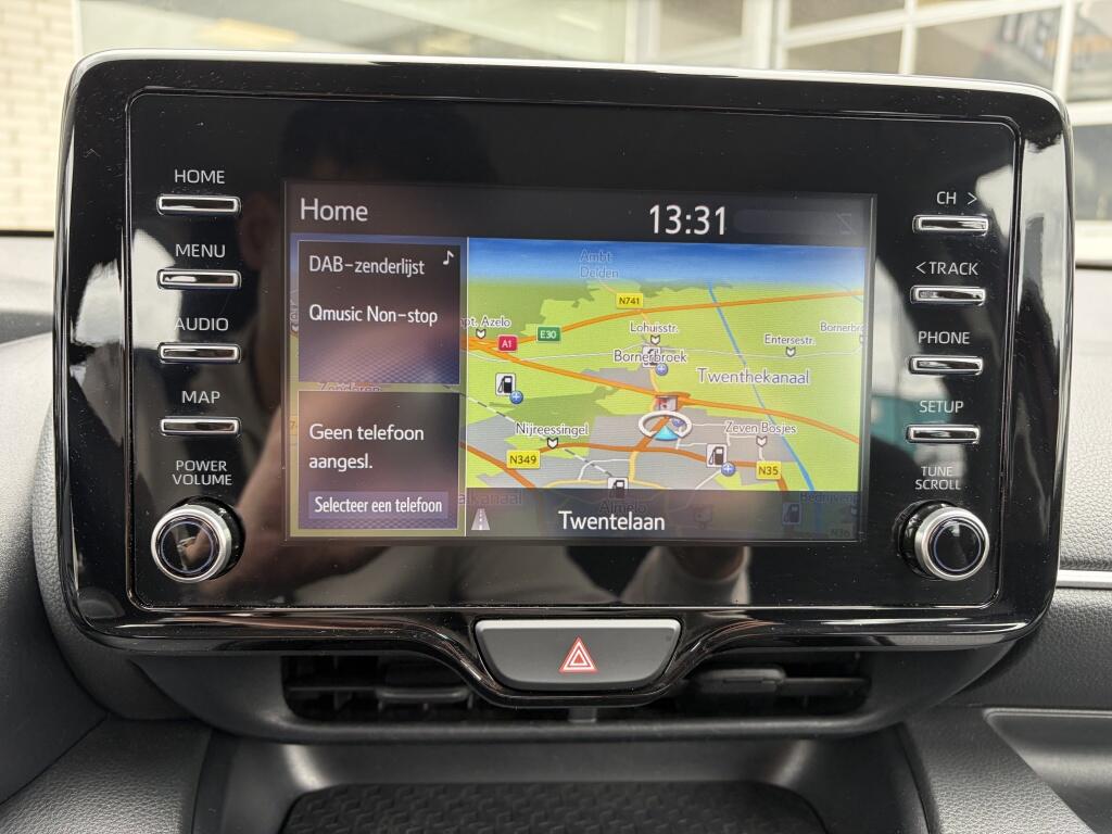 Toyota Yaris 1.5 Hybrid Dynamic | Keyless Entry & Start | All-season | Navi | - Image 18