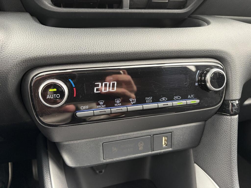 Toyota Yaris 1.5 Hybrid Dynamic | Keyless Entry & Start | All-season | Navi | - Image 22