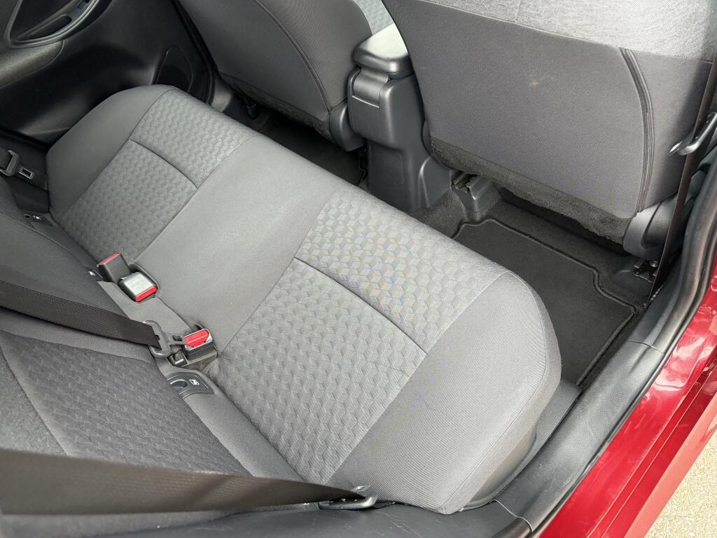 Toyota Yaris 1.5 Hybrid Dynamic | Keyless Entry & Start | All-season | Navi | - Image 30