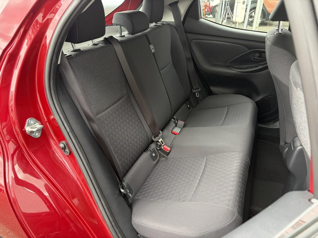 Toyota Yaris 1.5 Hybrid Dynamic | Keyless Entry & Start | All-season | Navi | - Image 31
