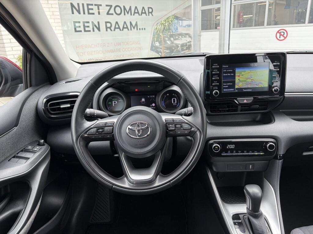 Toyota Yaris 1.5 Hybrid Dynamic | Keyless Entry & Start | All-season | Navi | - Image 8
