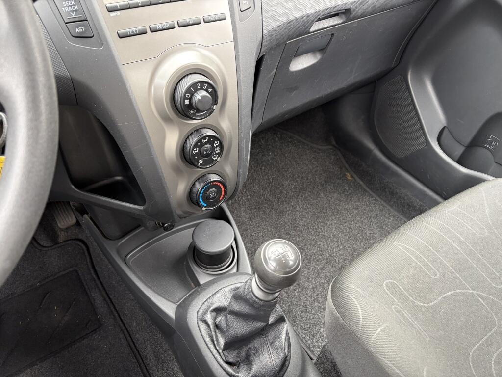 Toyota Yaris 1.3 VVTi Comfort | Airco | All-season | Trekhaak | Radio | - Image 17