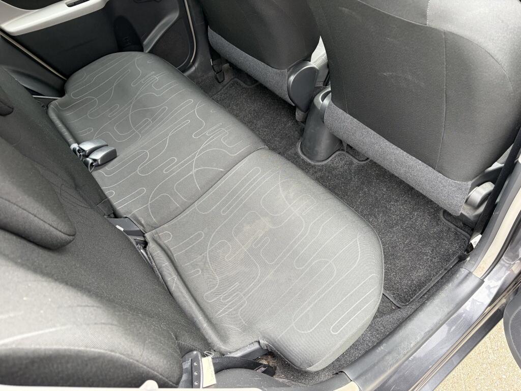 Toyota Yaris 1.3 VVTi Comfort | Airco | All-season | Trekhaak | Radio | - Image 24