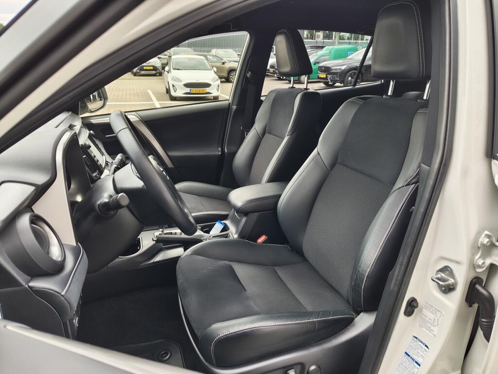Toyota RAV4 2.5 Hybrid AWD Style | Trekhaak |  1650kg Trekgew. | Treeplanken - Image 28