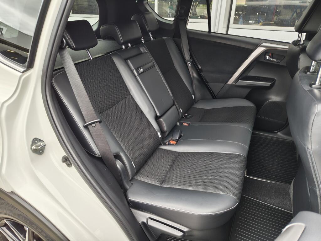 Toyota RAV4 2.5 Hybrid AWD Style | Trekhaak |  1650kg Trekgew. | Treeplanken - Image 32