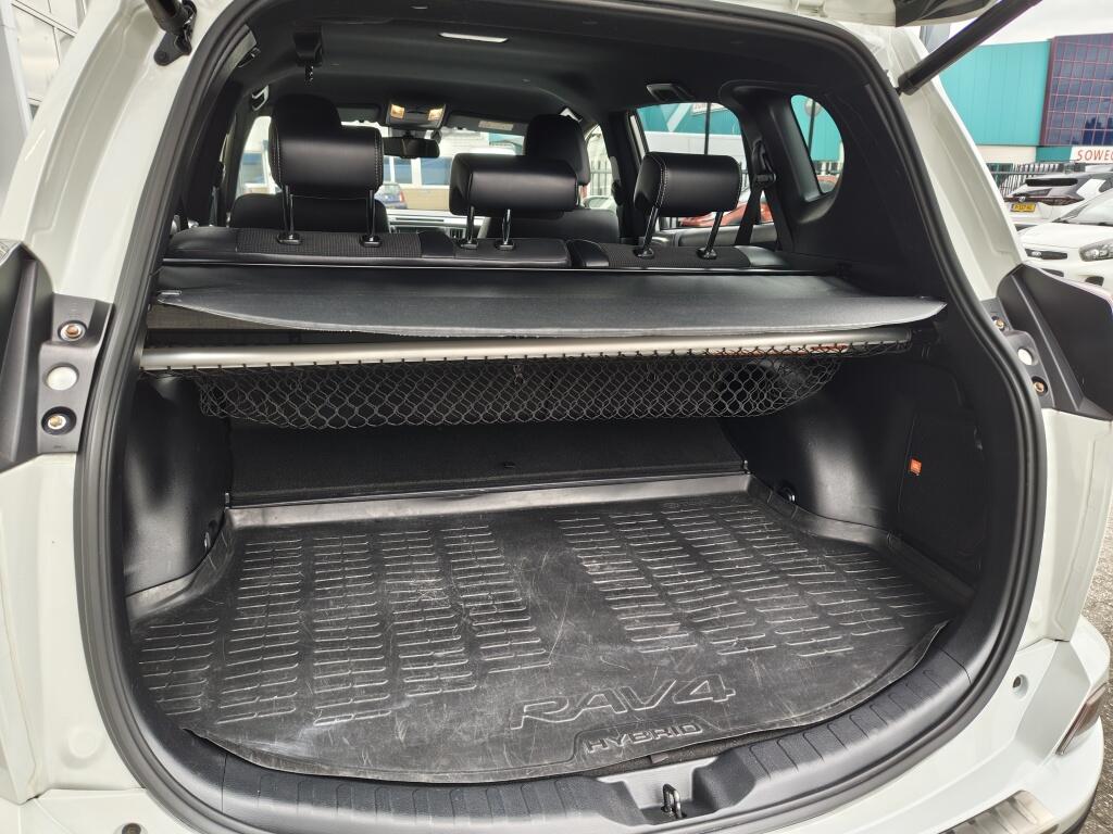 Toyota RAV4 2.5 Hybrid AWD Style | Trekhaak |  1650kg Trekgew. | Treeplanken - Image 34