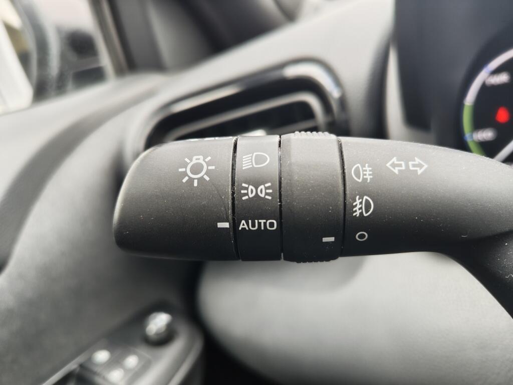 Toyota Yaris Cross 1.5 Hybrid Dynamic |All Season | Navi | Keyless Entry & Start | - Image 11