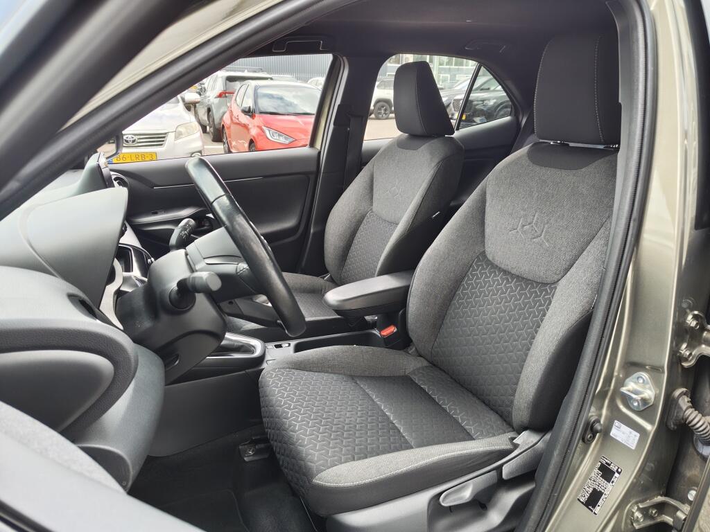 Toyota Yaris Cross 1.5 Hybrid Dynamic |All Season | Navi | Keyless Entry & Start | - Image 26