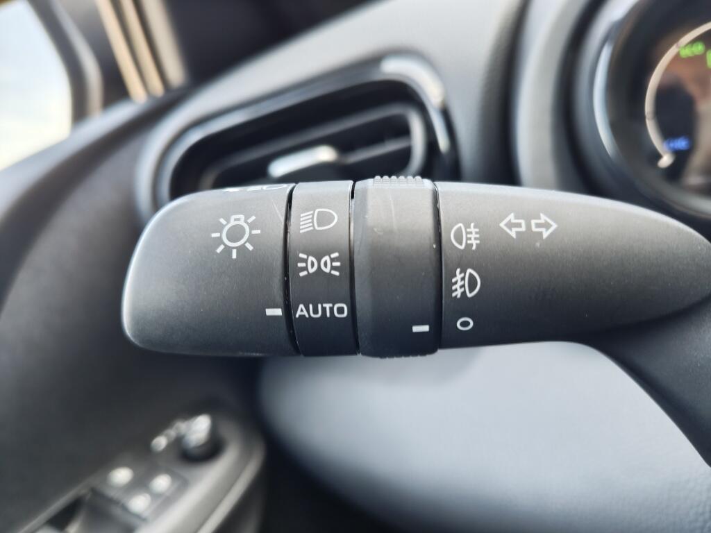 Toyota Yaris 1.5 Hybrid Dynamic | Navi | HUD | Half Leder  | Stuurverwarming - Image 12