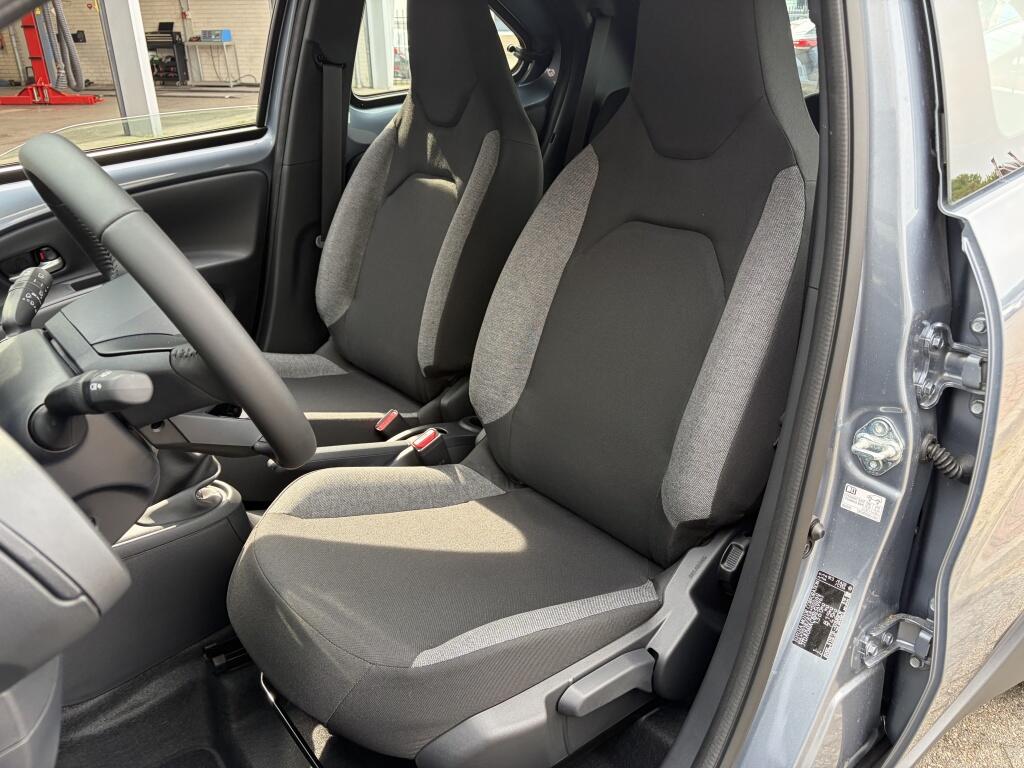 Toyota Aygo X 1.0 VVT-i MT Play | Apple CarPlay Android Auto | DAB | Elektr. r - Image 24