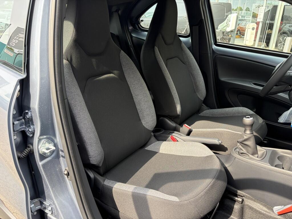 Toyota Aygo X 1.0 VVT-i MT Play | Apple CarPlay Android Auto | DAB | Elektr. r - Image 25