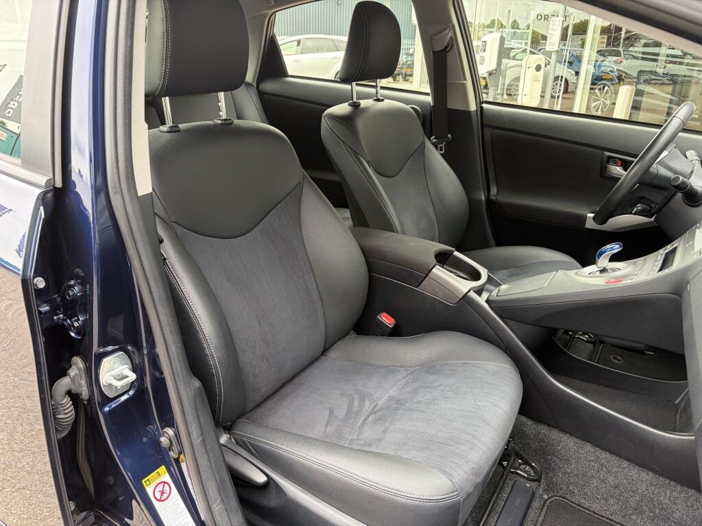 Toyota Prius 1.8 Executive Business | HUD | JBL | Cruise control | - Image 31
