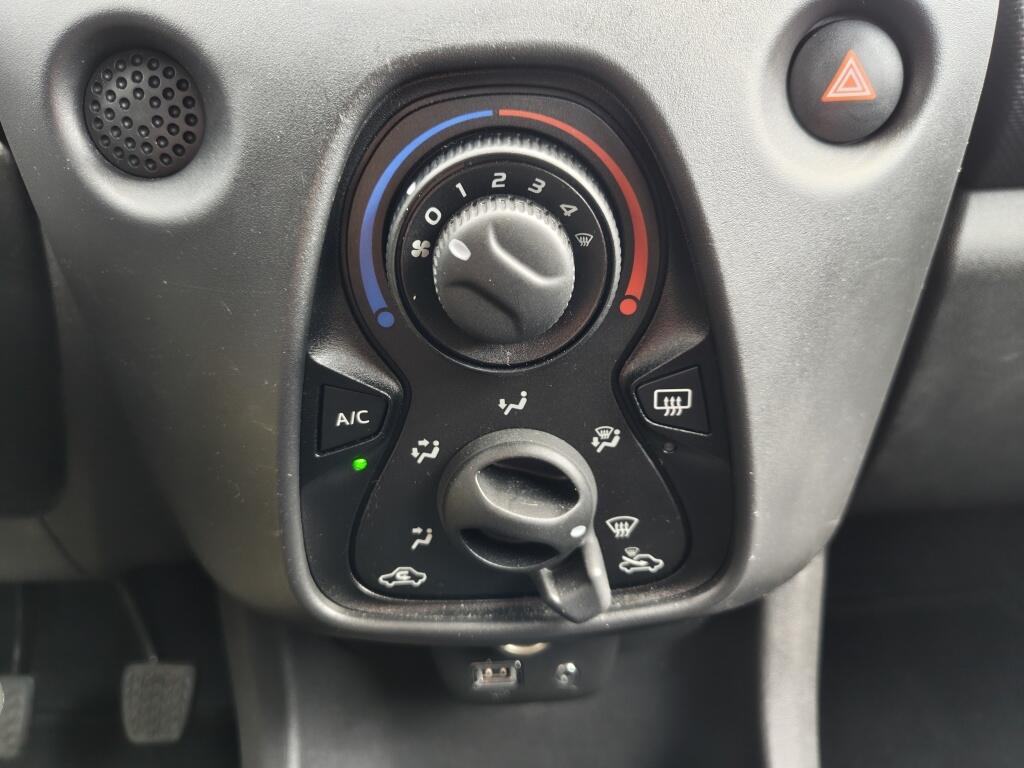 Toyota Aygo 1.0 VVT-i x-fun | Airco | Bluetooth | El. Ramen | Lage Km Stand - Image 17