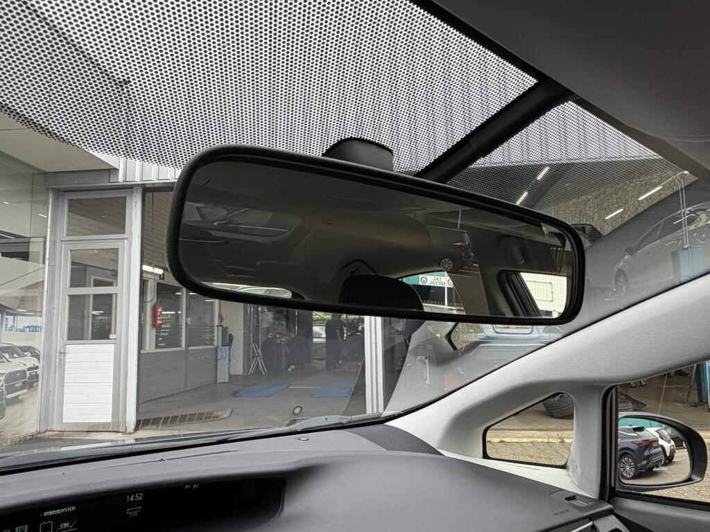 Toyota Prius 1.8 Executive Business | HUD | JBL | Cruise control | - Image 19