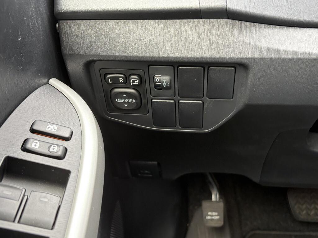 Toyota Prius 1.8 Executive Business | HUD | JBL | Cruise control | - Image 28