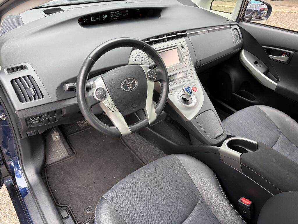 Toyota Prius 1.8 Executive Business | HUD | JBL | Cruise control | - Image 29