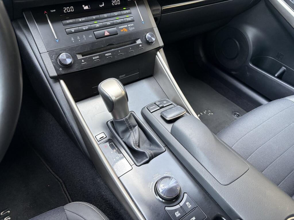 Lexus IS 300h First Edition | Sensoren V/A | Cruise Control | Navigatie | - Image 26
