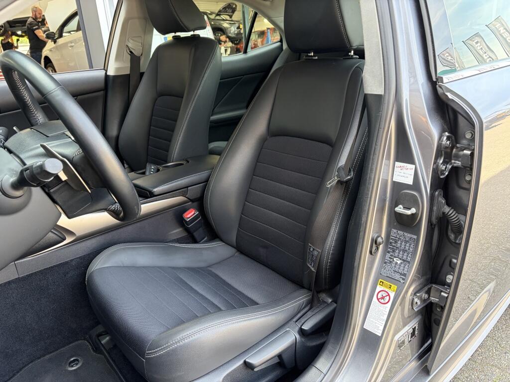 Lexus IS 300h First Edition | Sensoren V/A | Cruise Control | Navigatie | - Image 30