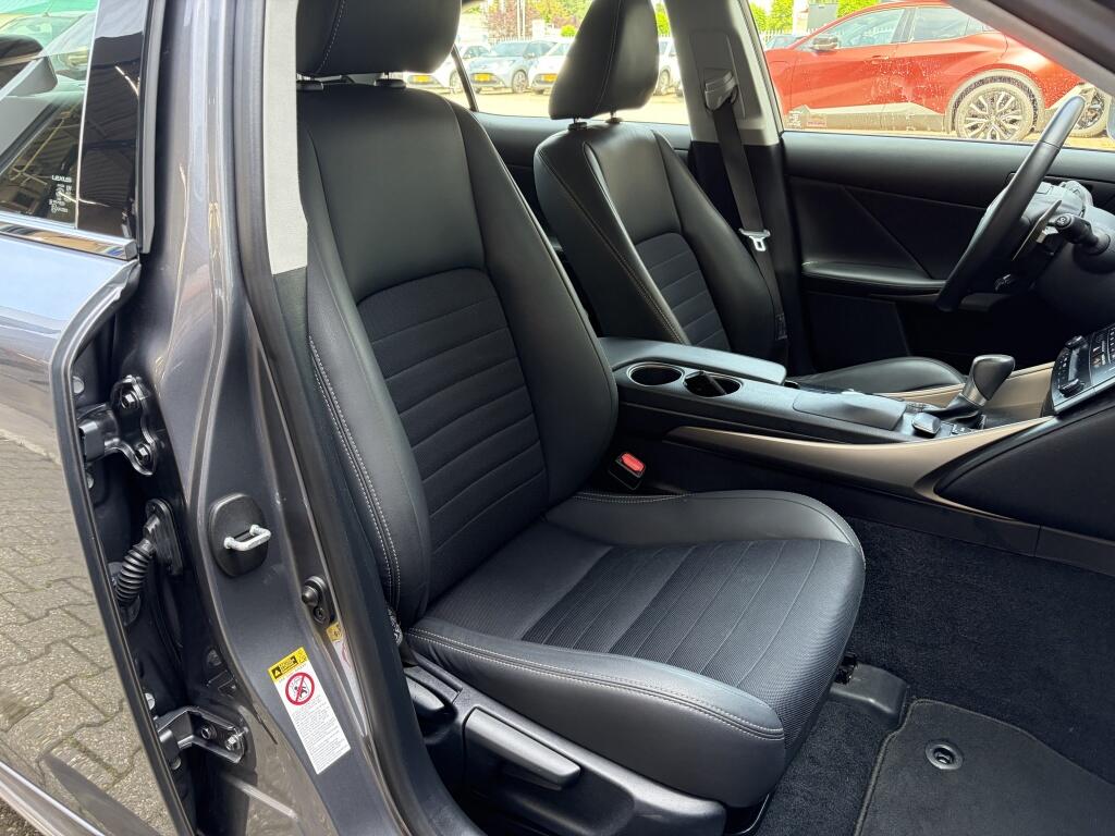 Lexus IS 300h First Edition | Sensoren V/A | Cruise Control | Navigatie | - Image 31