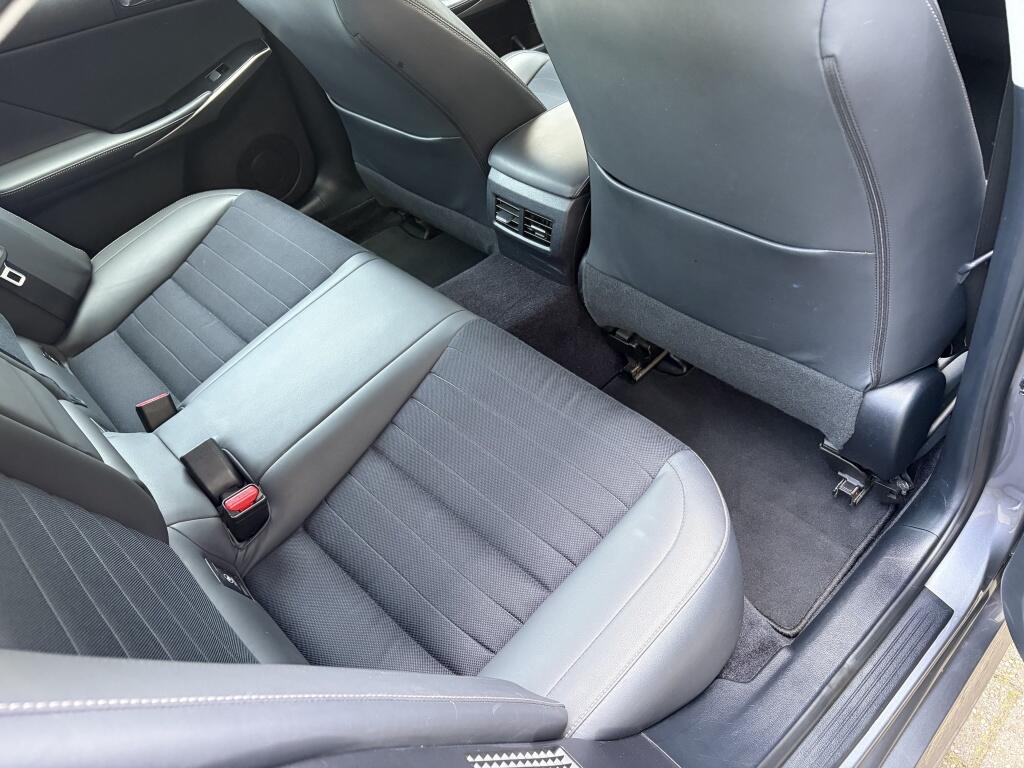 Lexus IS 300h First Edition | Sensoren V/A | Cruise Control | Navigatie | - Image 32