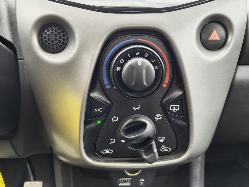 Toyota Aygo 1.0 VVT-i x-play | Lichtmetalen Velgen | All Seasons | Airco | A - Image 17