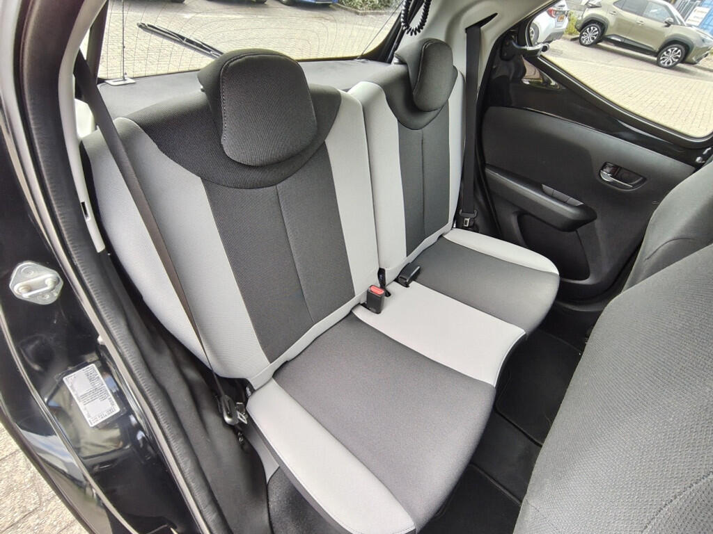 Toyota Aygo 1.0 VVT-i x-play | Lichtmetalen Velgen | All Seasons | Airco | A - Image 26