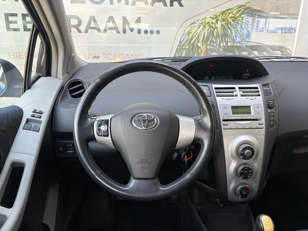Toyota Yaris 1.3 VVTi Terra | All-season | Airco | Trekhaak | Radio | - Image 9